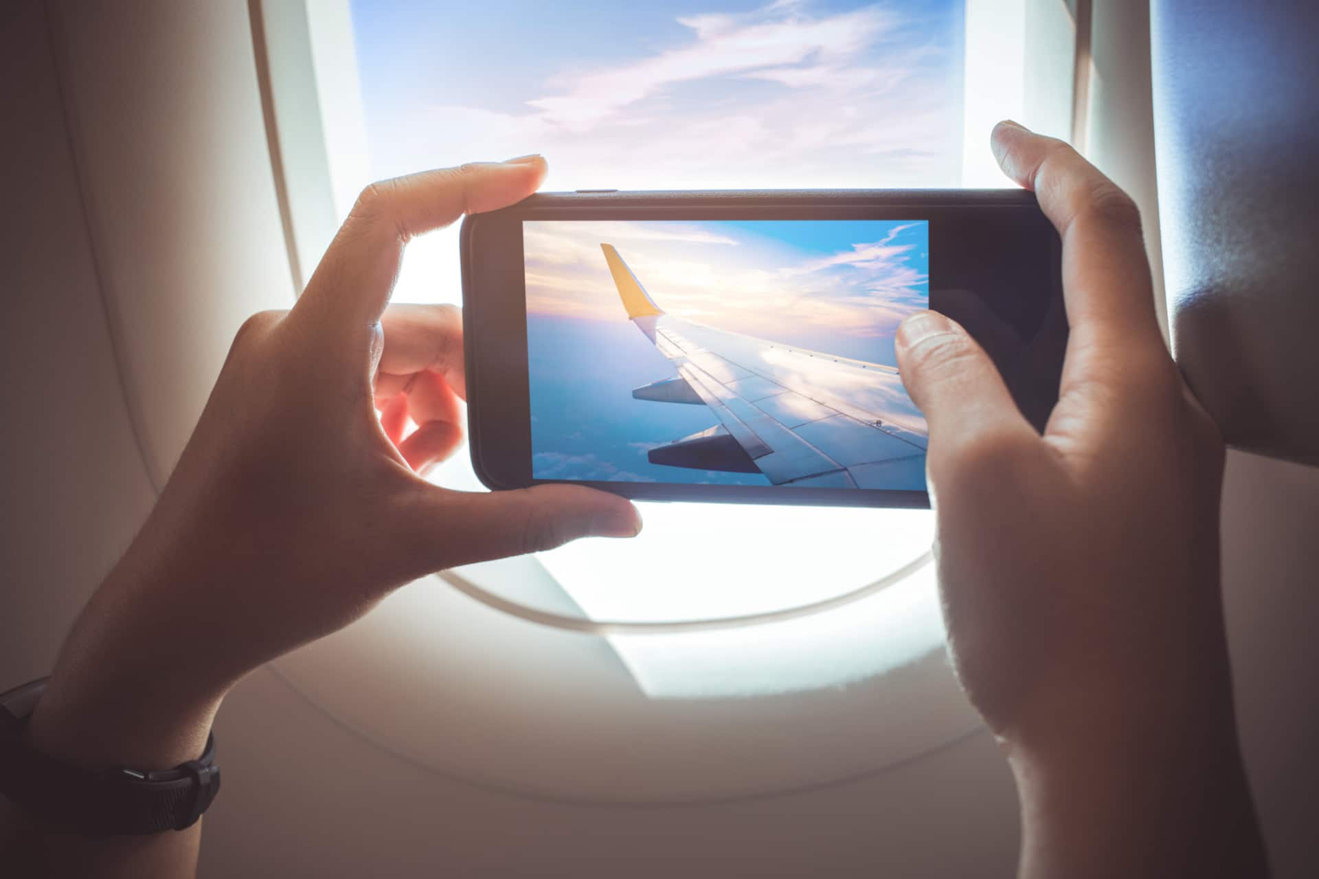 Perchè bisogna spegnere il cellulare in aereo? Scatto di una foto con lo smartphone sull'aereo