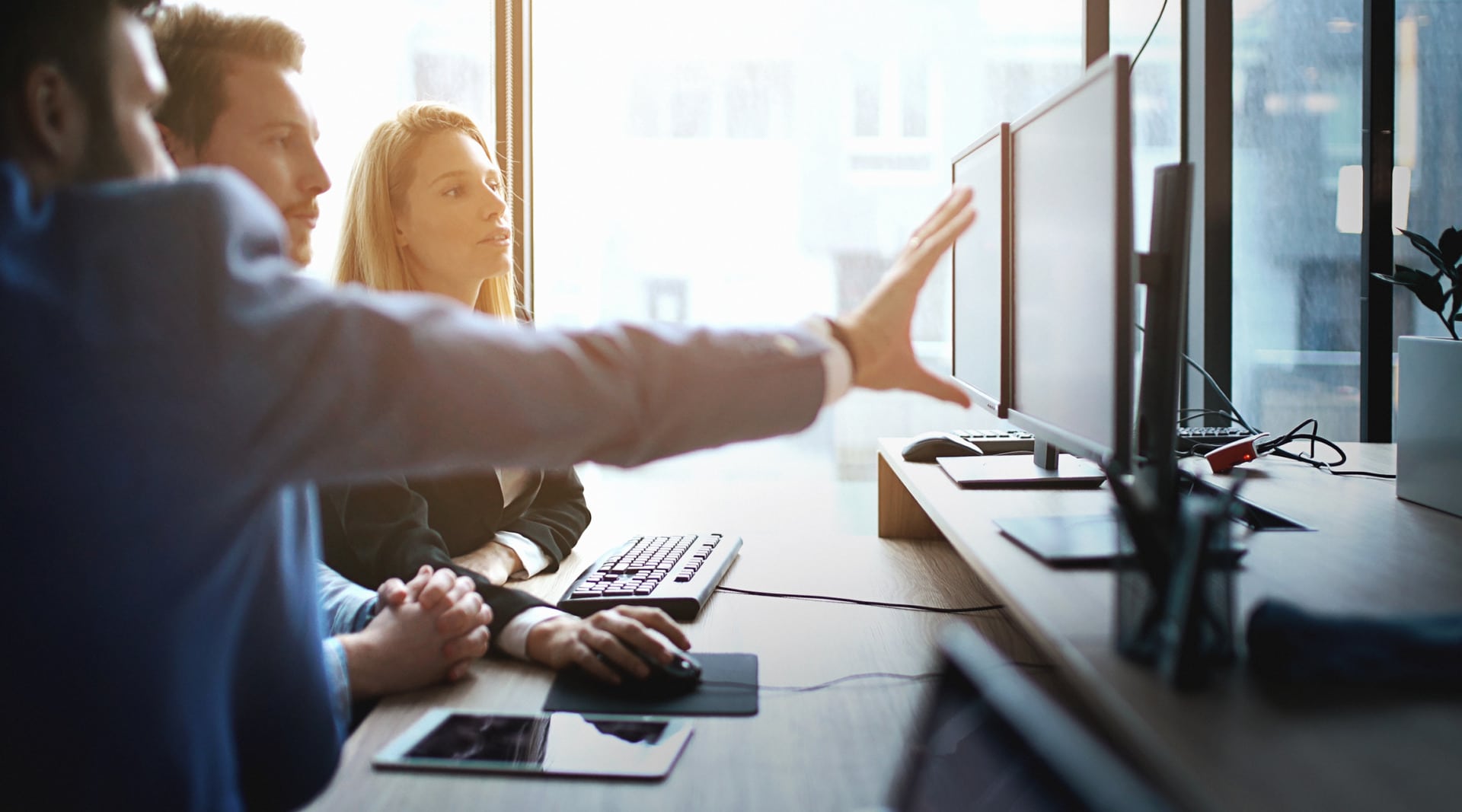 PON Alternanza Scuola Lavoro: tutti i progetti 2019 Colleghi di lavoro vicino al pc