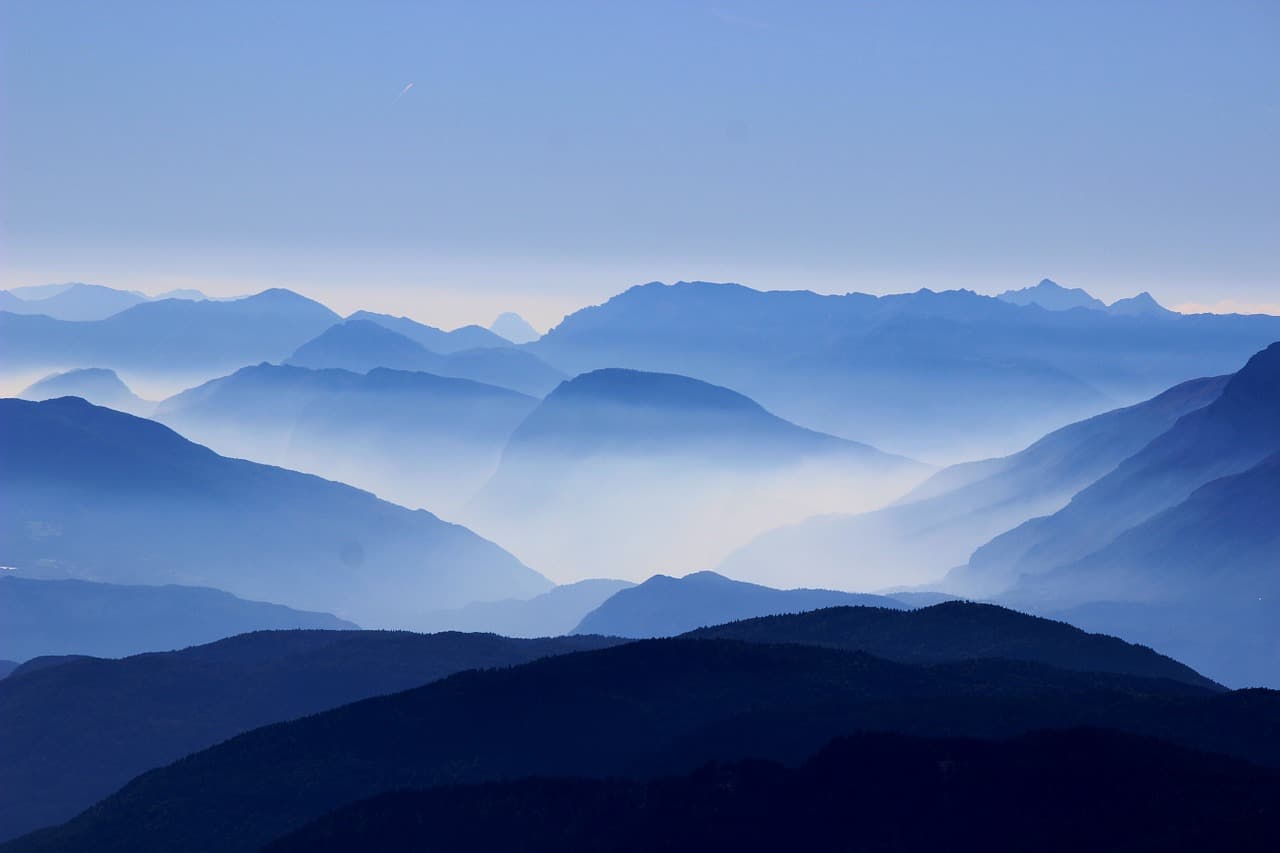 Una lezione di inglese sul viaggio Illustrazione montagne con diverse sfumature di blu
