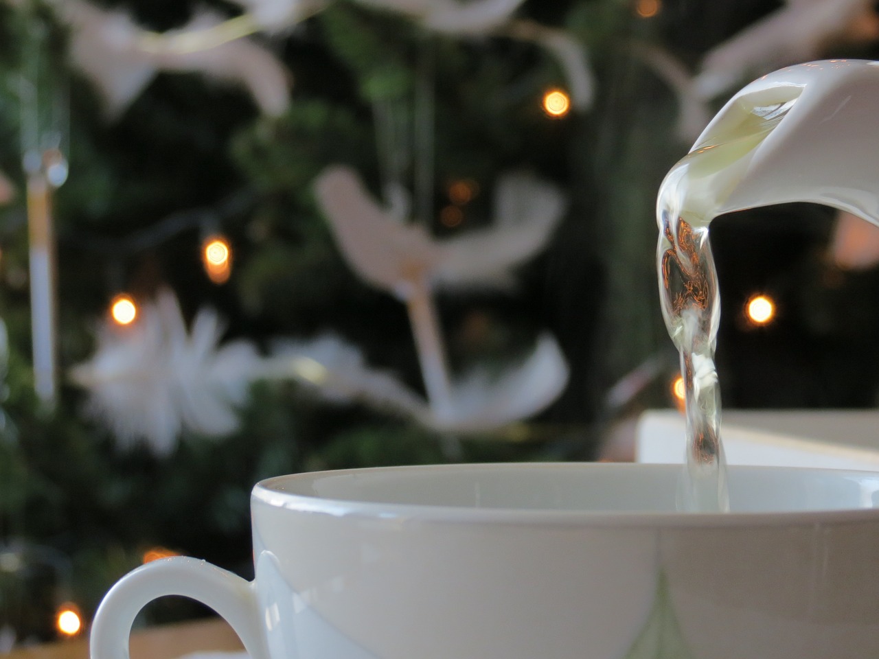 Le tradizioni di Natale nel mondo brocca che versa il tè nella tazza