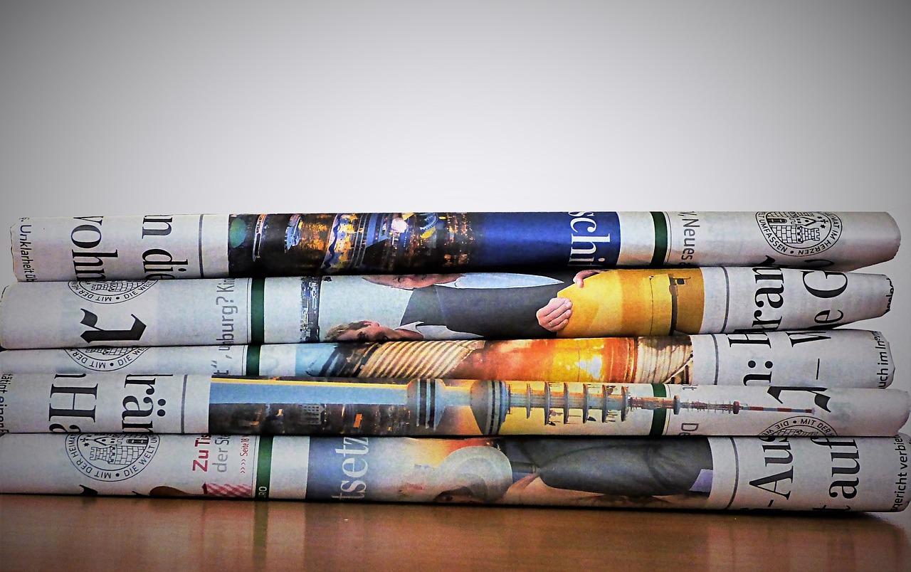 Breaking News English newspaper-943004_1280