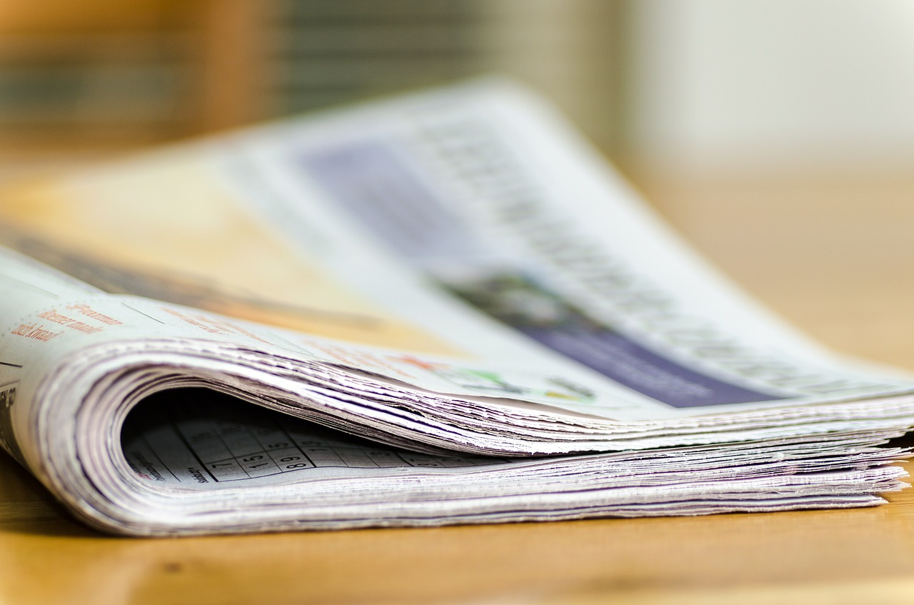 Breaking News English newspapers-444447_1280
