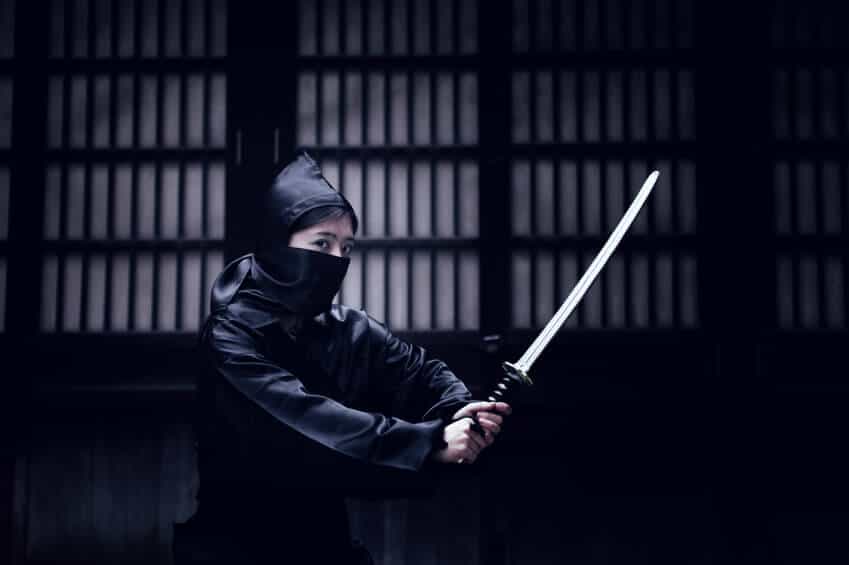 I posti più curiosi e strani dove mangiare negli Stati Uniti Ninja con la spada