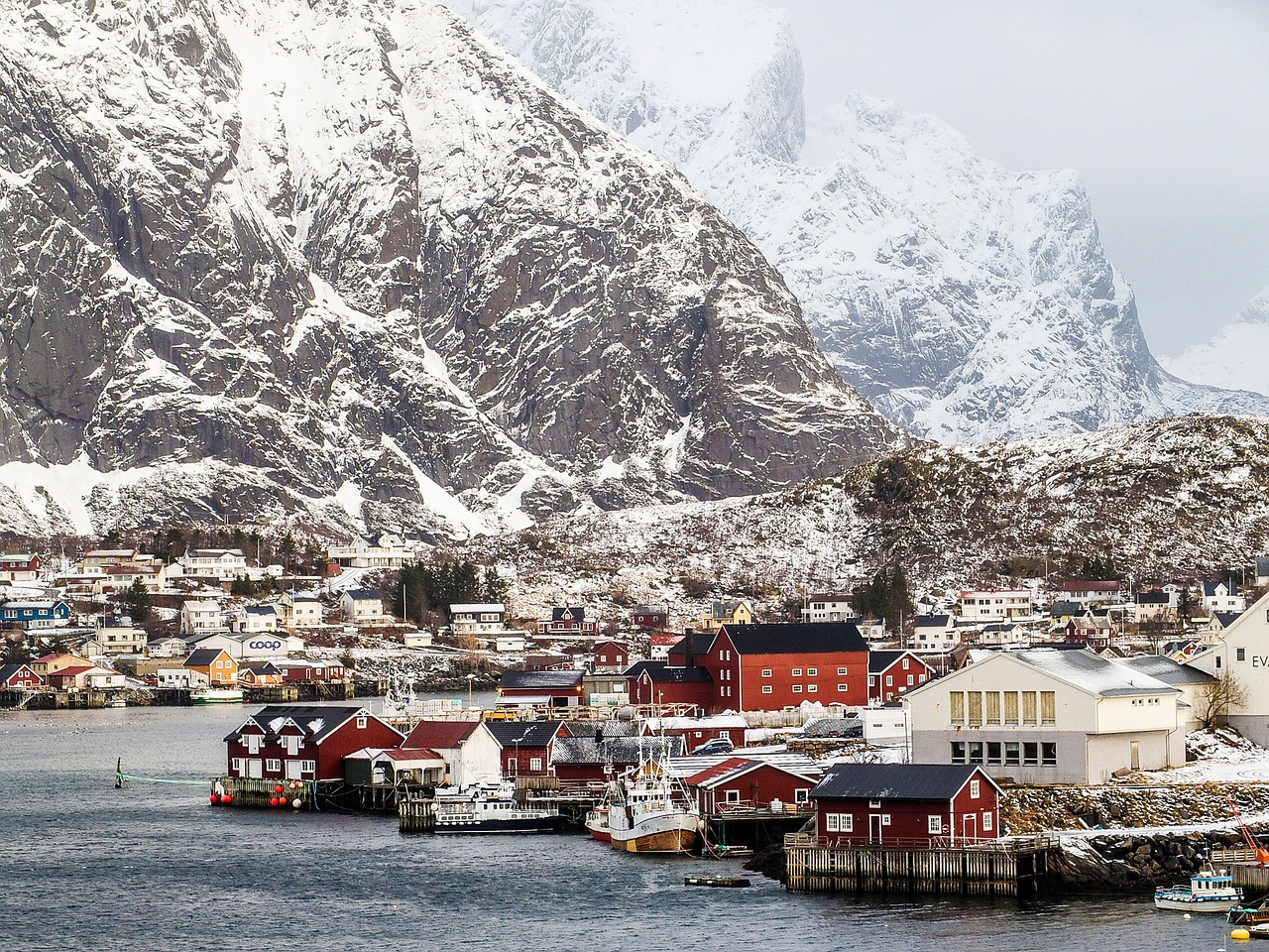 I migliori luoghi dove trasferirsi città norvegese con montagna innevata