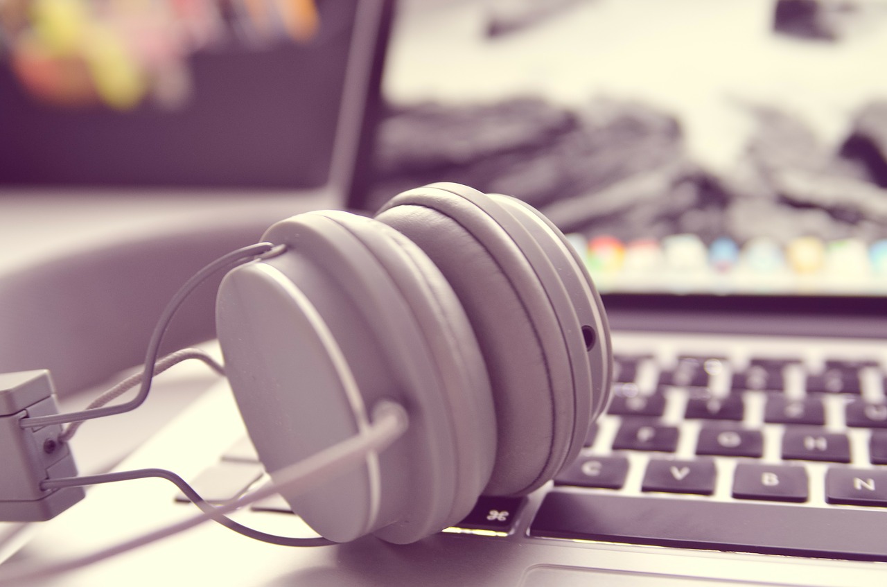 Tips from the Teacher’s Desk - Using the Internet to Practice Speaking notebook-338486_1280