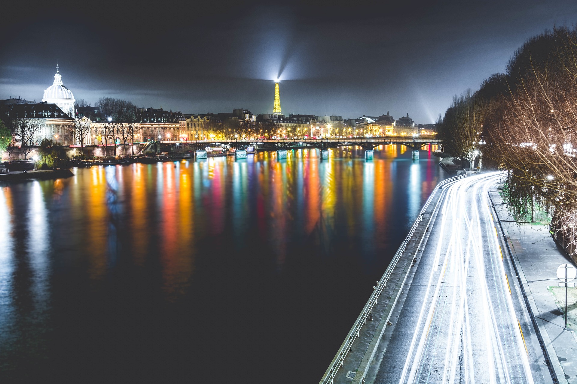 Autunno: le feste nel mondo veduta di parigi di notte dalle sponde della Senna