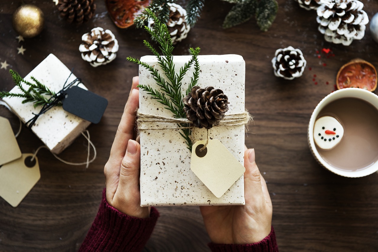 15 Curiosità sul Natale nel mondo Pacchetto regalo decorato con pigne