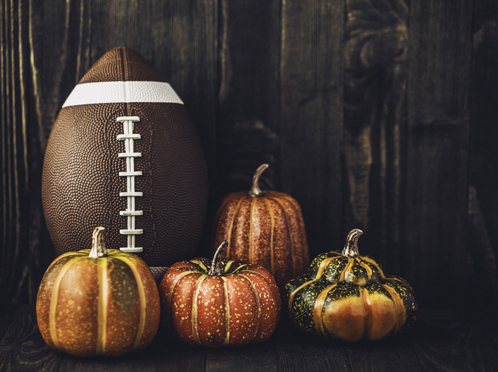 7 curiosità sulla Festa del Ringraziamento Palla da football e zucche
