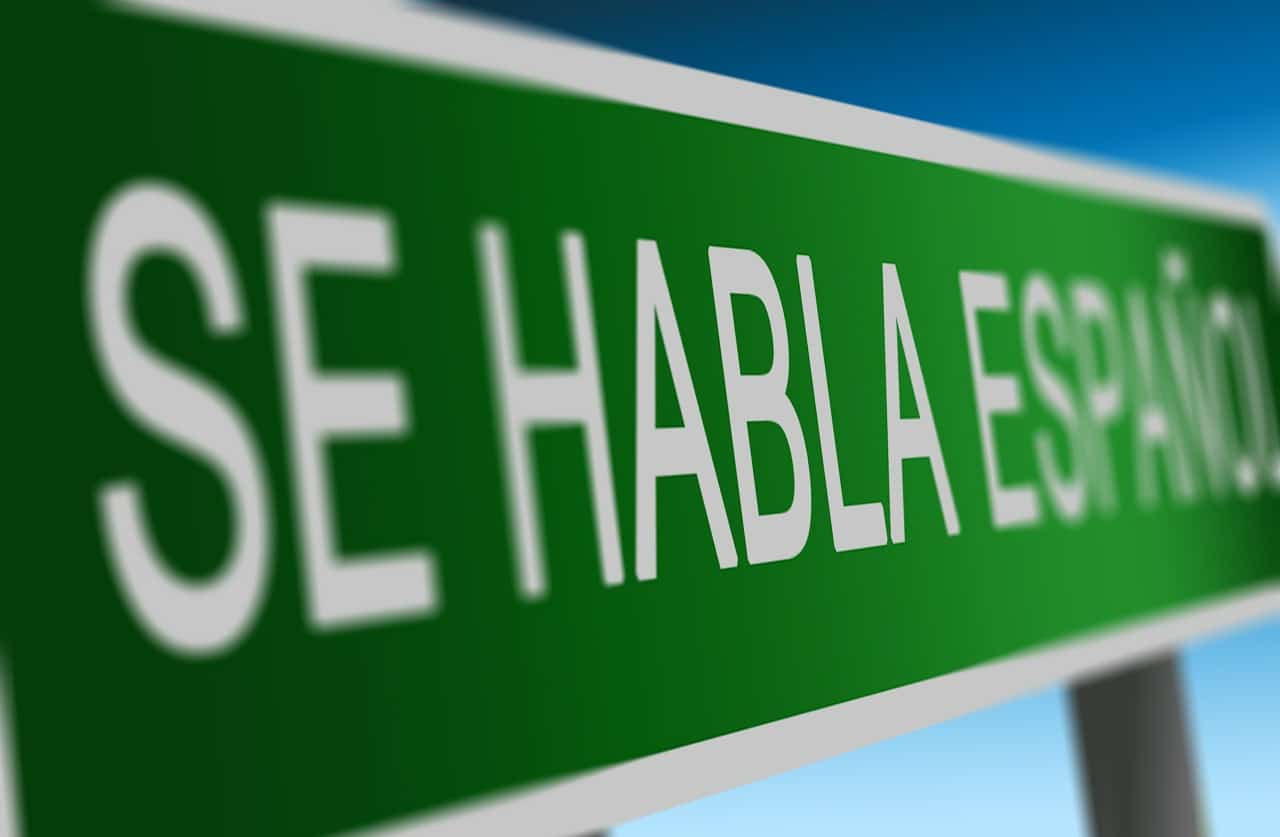 3 Motivi per imparare queste lingue Cartello con scritta in spagnolo