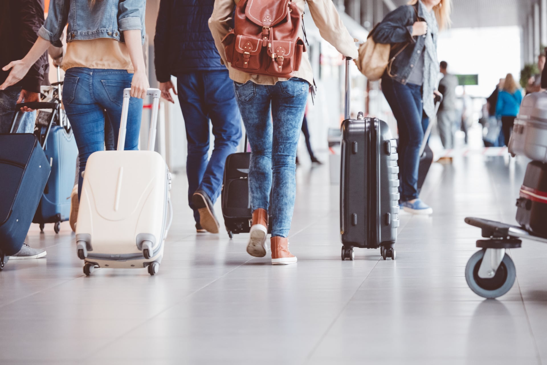 Come sopravvivere al rientro dalle vacanze estive Passeggeri in aereoporto con le valigie