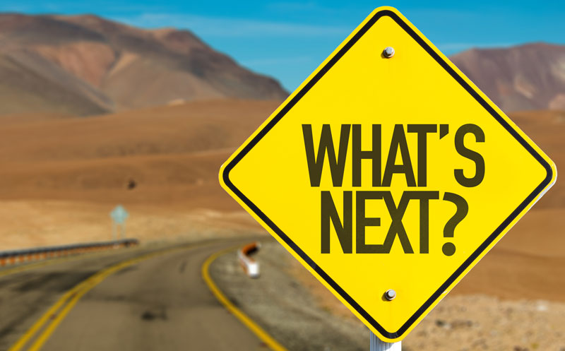 Ti sei diplomato? Ecco cosa puoi fare dopo la maturità cartello stradale con scritta what's next