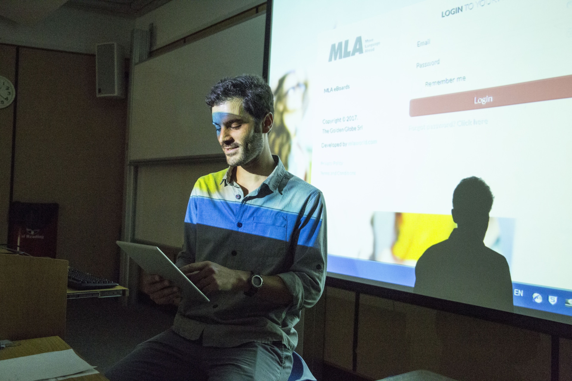 Imparare l’inglese: con il metodo MLA! Professore che fa lezione di inglese in classe