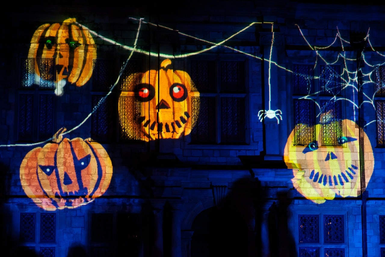Halloween: cos'è, dove nasce, tradizioni e leggende. Luci che proiettano zucche si halloween