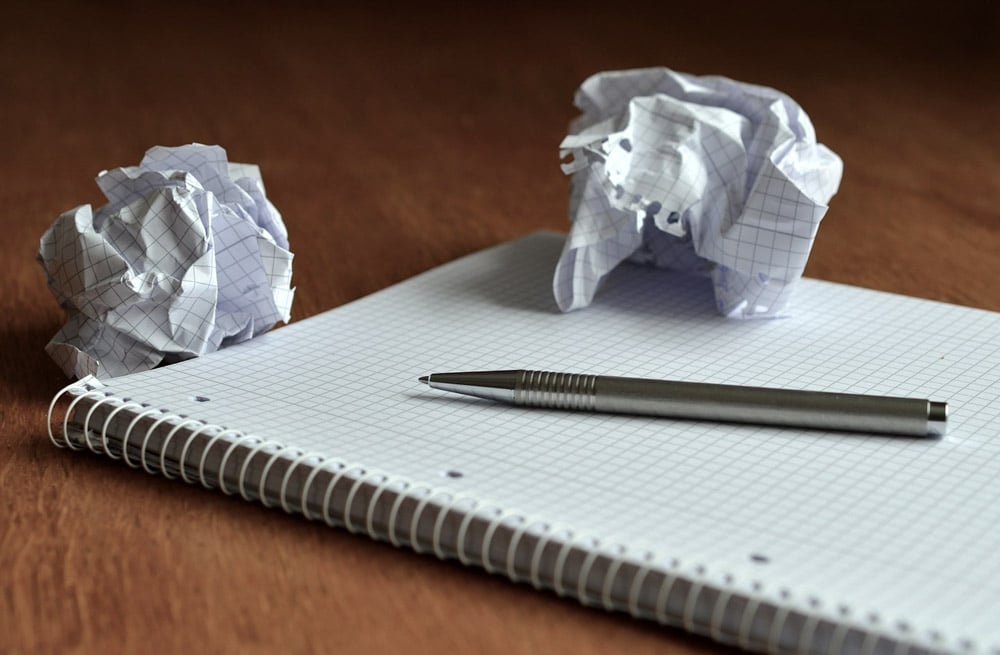 Come scrivere un curriculum in inglese Due fogli accartocciati e un quaderno