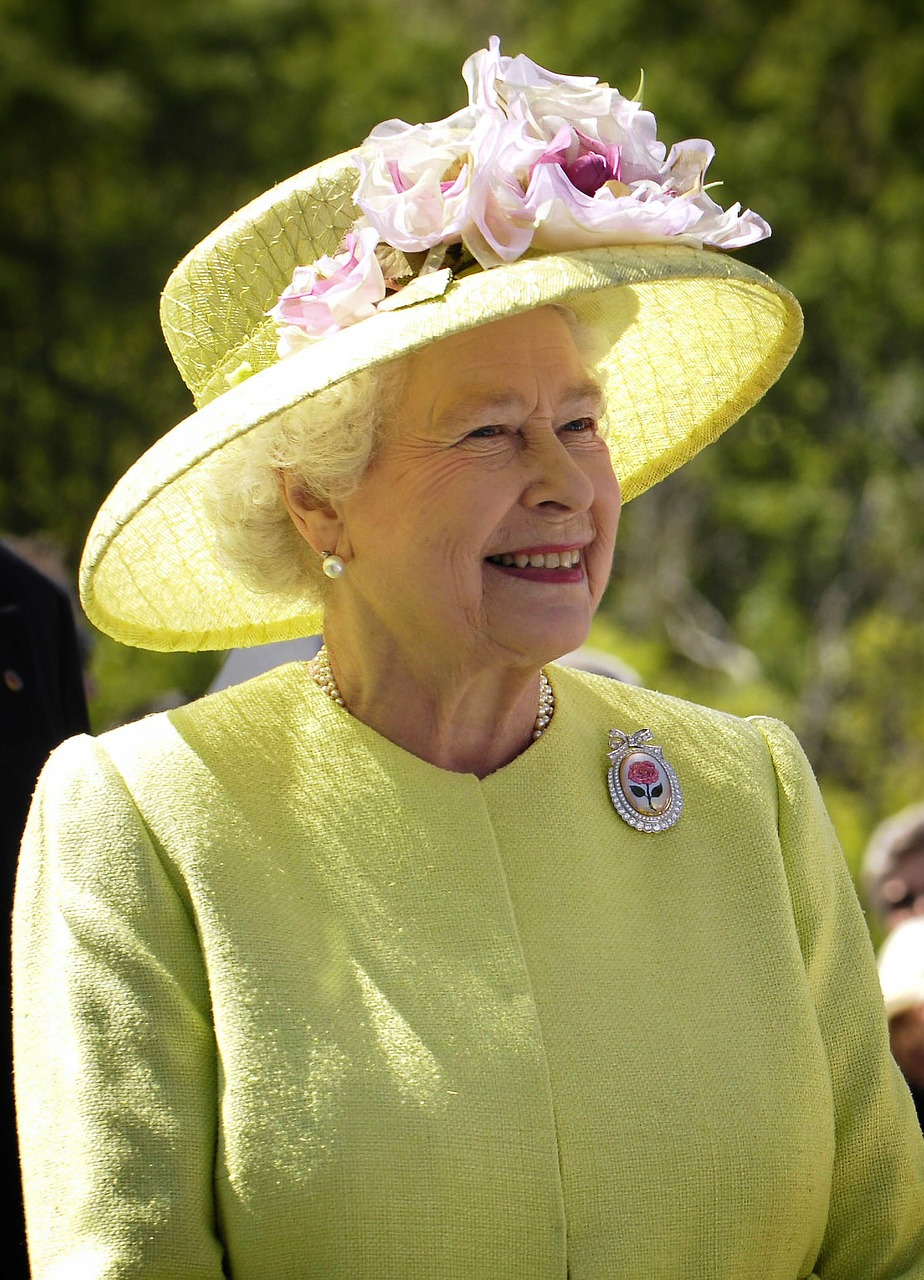 COSA POSSONO (E DEVONO) INDOSSARE I REALI INGLESI Regina Elisabetta vestita di giallo