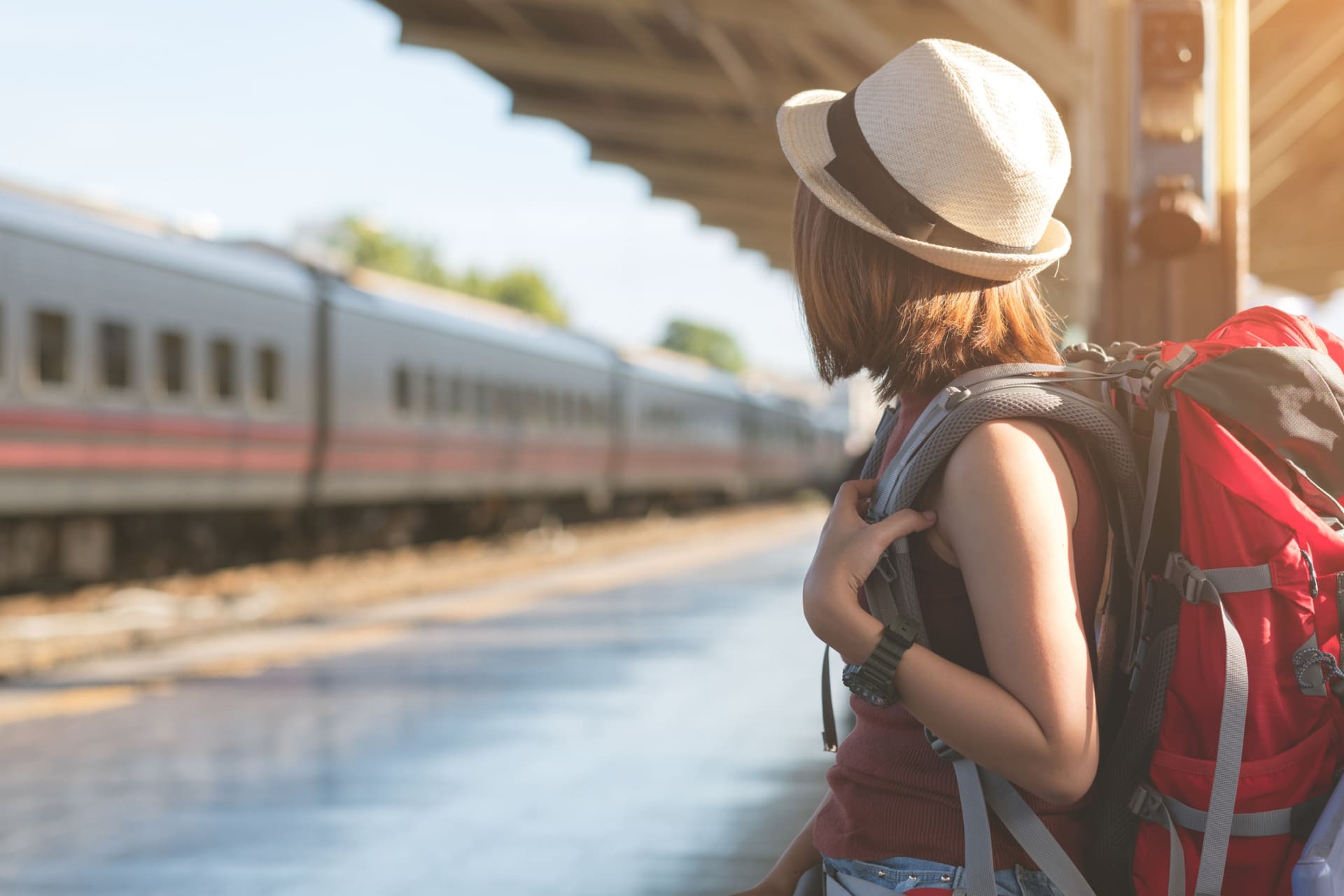 Il viaggio nella letteratura inglese Travel Thailand. Young woman waiting for a train for her trip