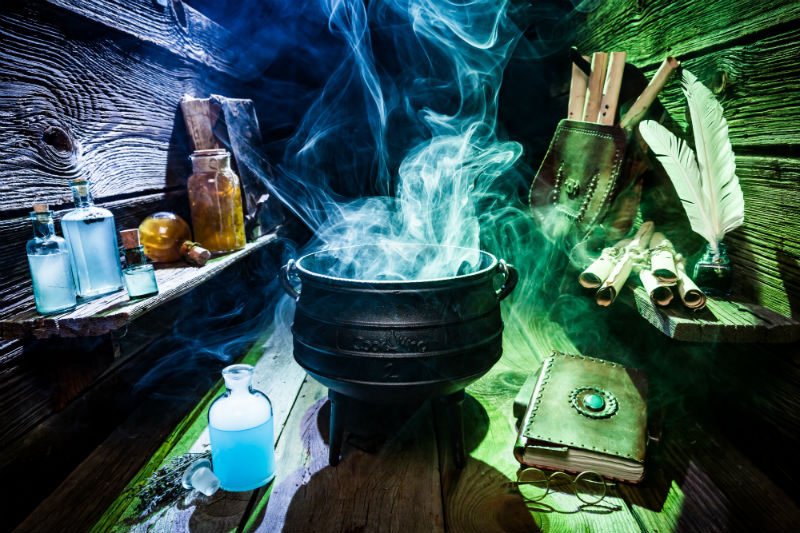 5 Luoghi nel mondo dove trascorrere una notte di Halloween da paura Calderone delle streghe con libro e ingredienti