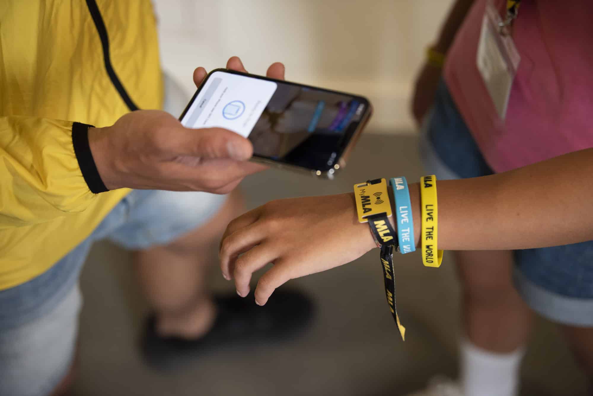 MyMLA: massima sicurezza durante la vacanza studio Staff MLA che scansiona il braccialetto