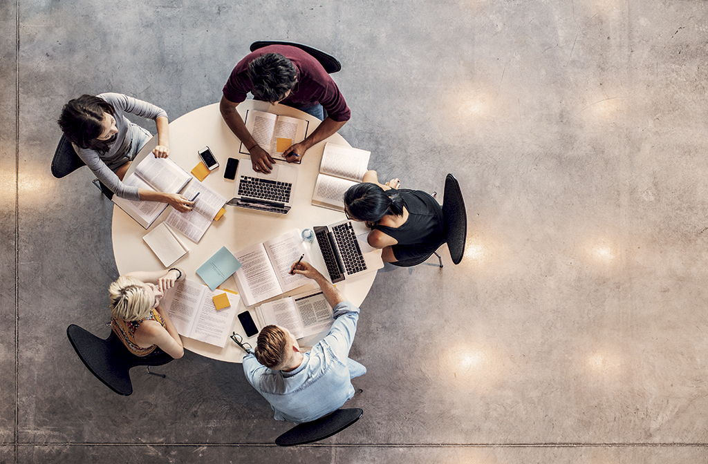 Come funziona lo stage all’estero o in Italia Studenti ripresi dall'alto che studiano in gruppo