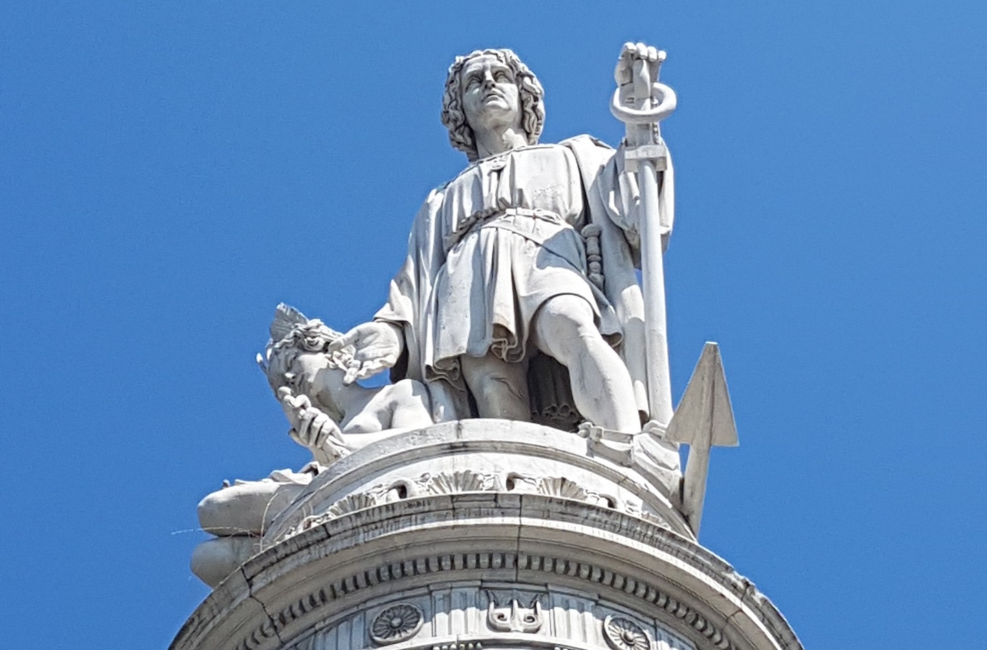 Il Columbus Day: cosa è, perchè si festeggia e come si è evoluto Statua di Cristoforo Colombo