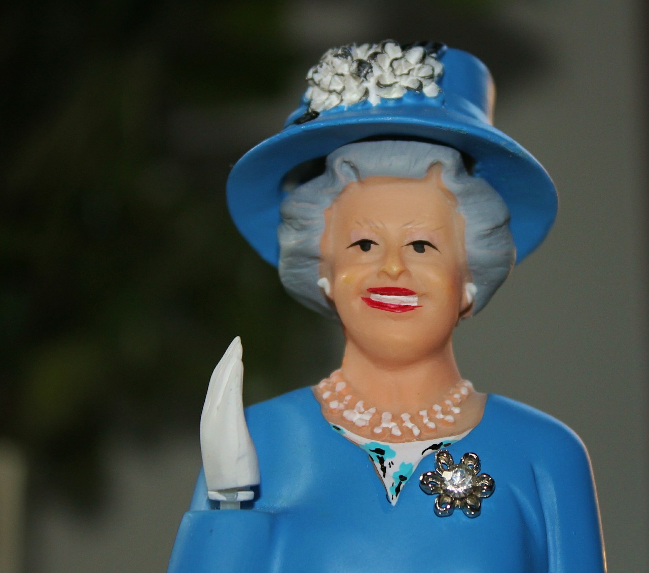 Elisabetta II di Inghilterra: 63 anni di Regno in 20 curiosità Souvenir statuetta regina elisabetta