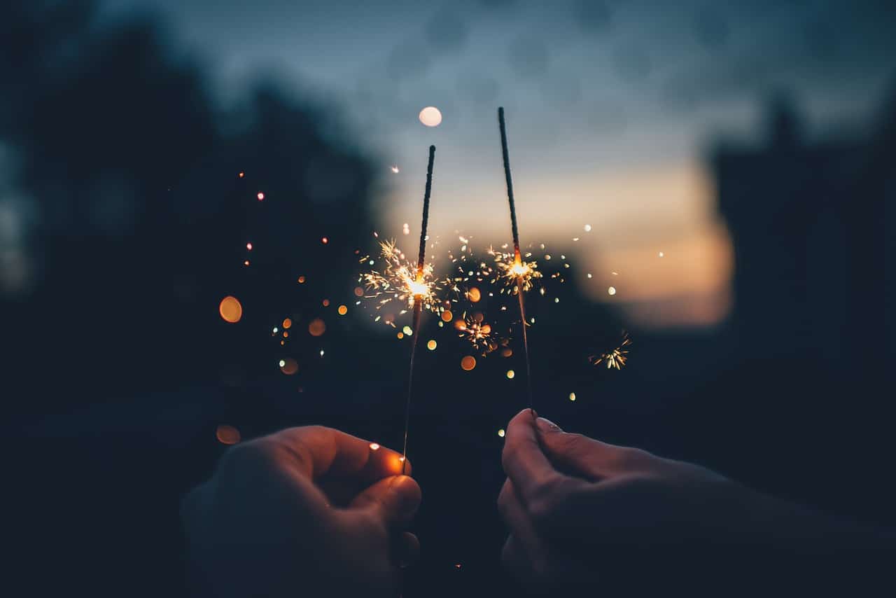 I primi e gli ultimi a festeggiare Capodanno nel mondo Mani con stelline scintillanti