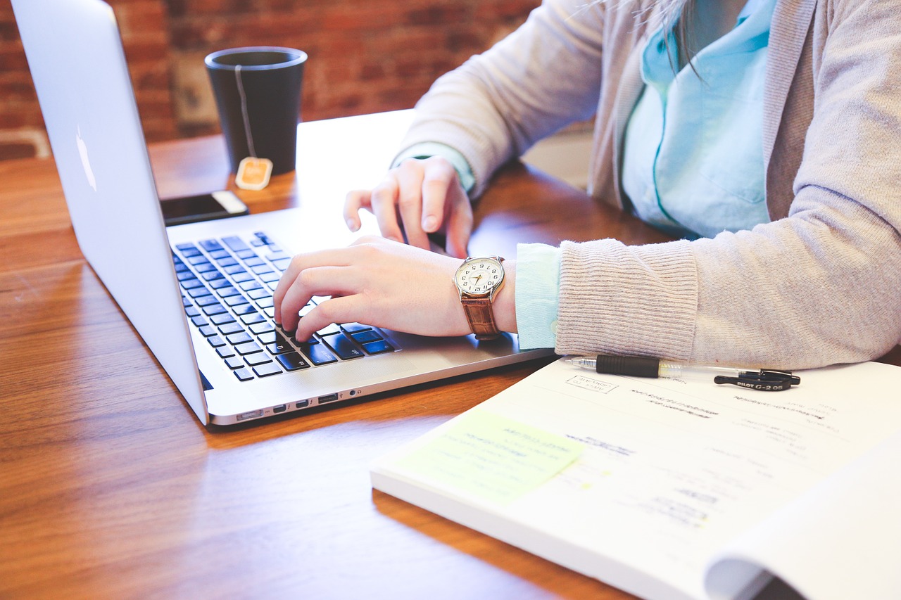 Come usare un blog durante le lezioni di inglese braccio con orologio che scrive al pc