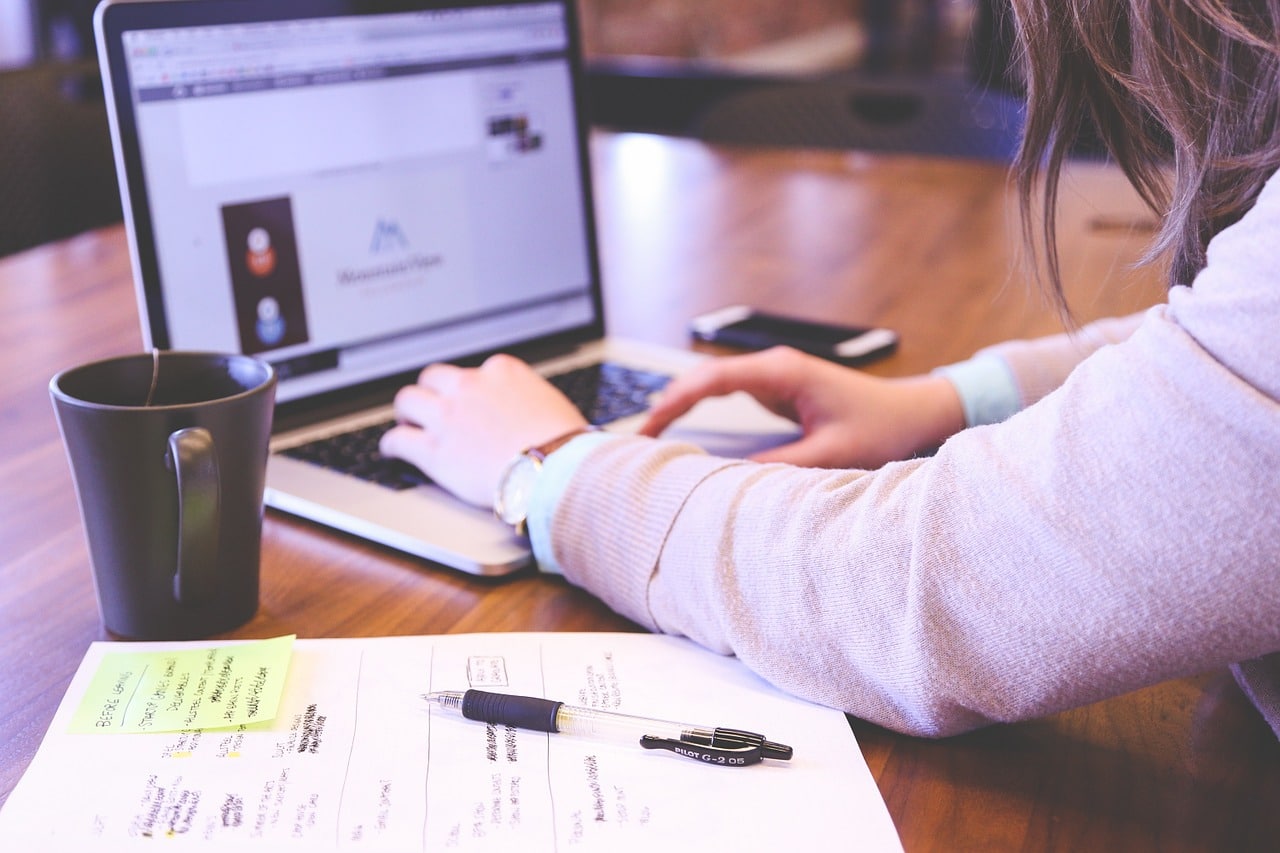 Come affrontare un colloquio su Skype ragazza al pc