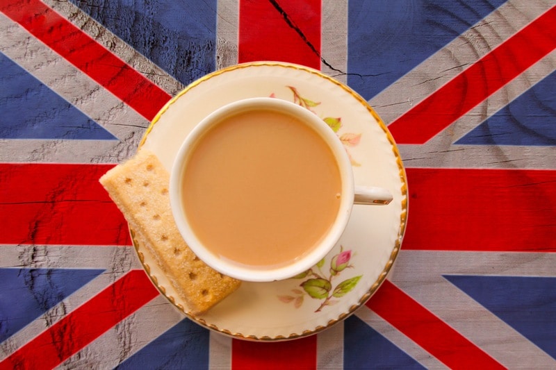 La tradizione del Tè delle cinque in Inghilterra Tazza di tè su bandiera inglese