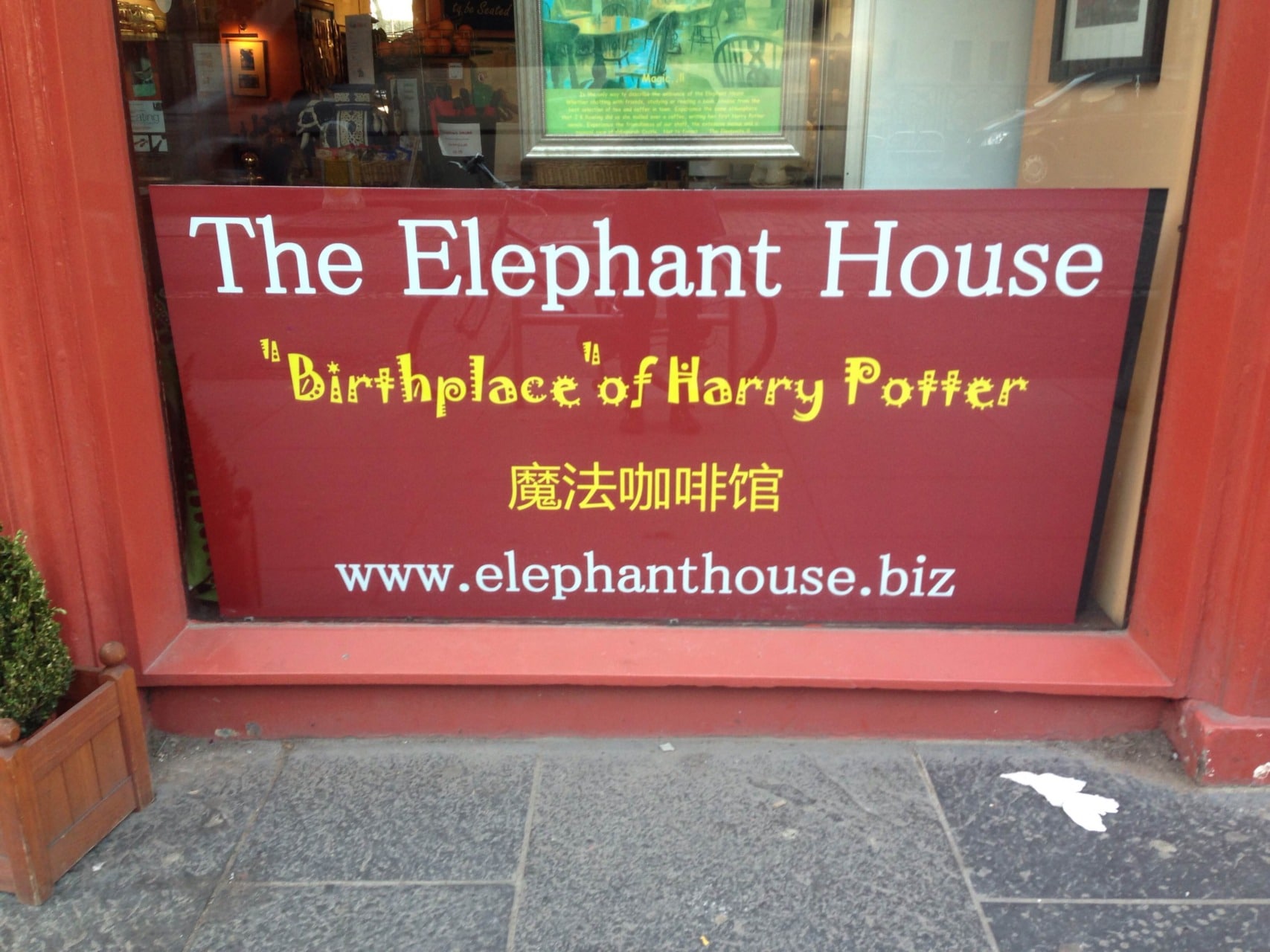 15 cose da fare gratis a Edimburgo Scritta The Elephant House