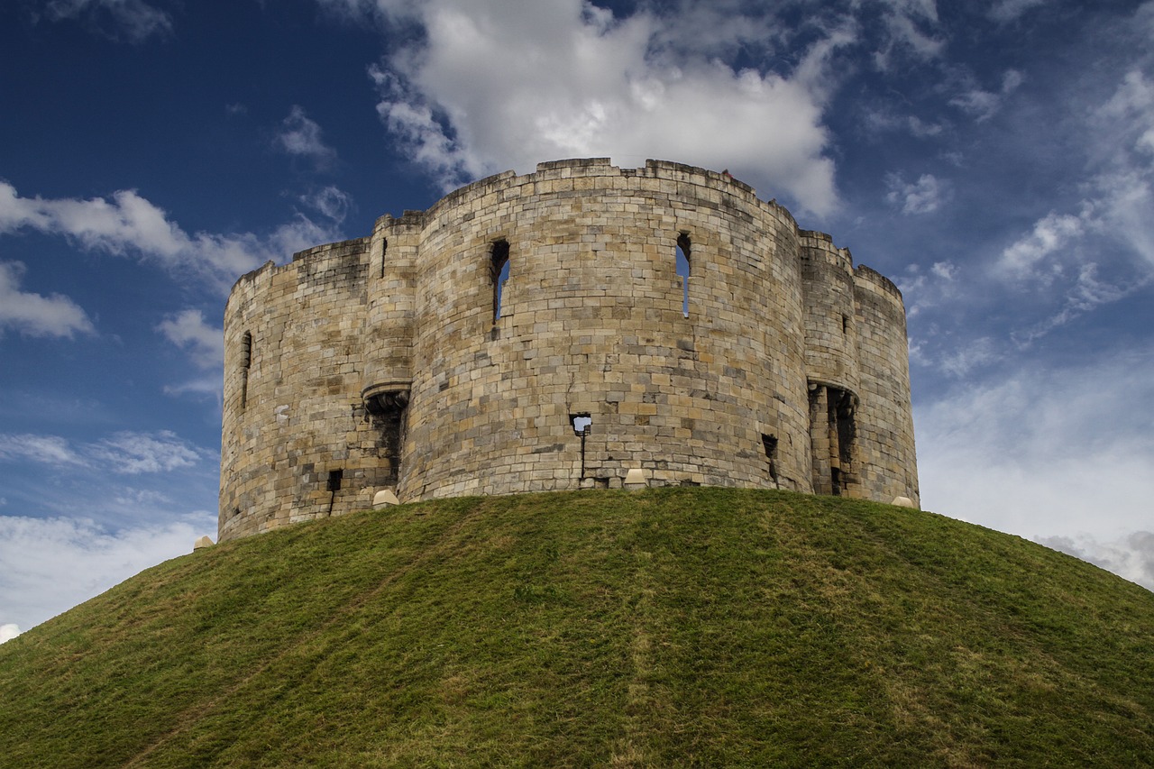 Cosa vedere a York La torre di Clifford su una collina