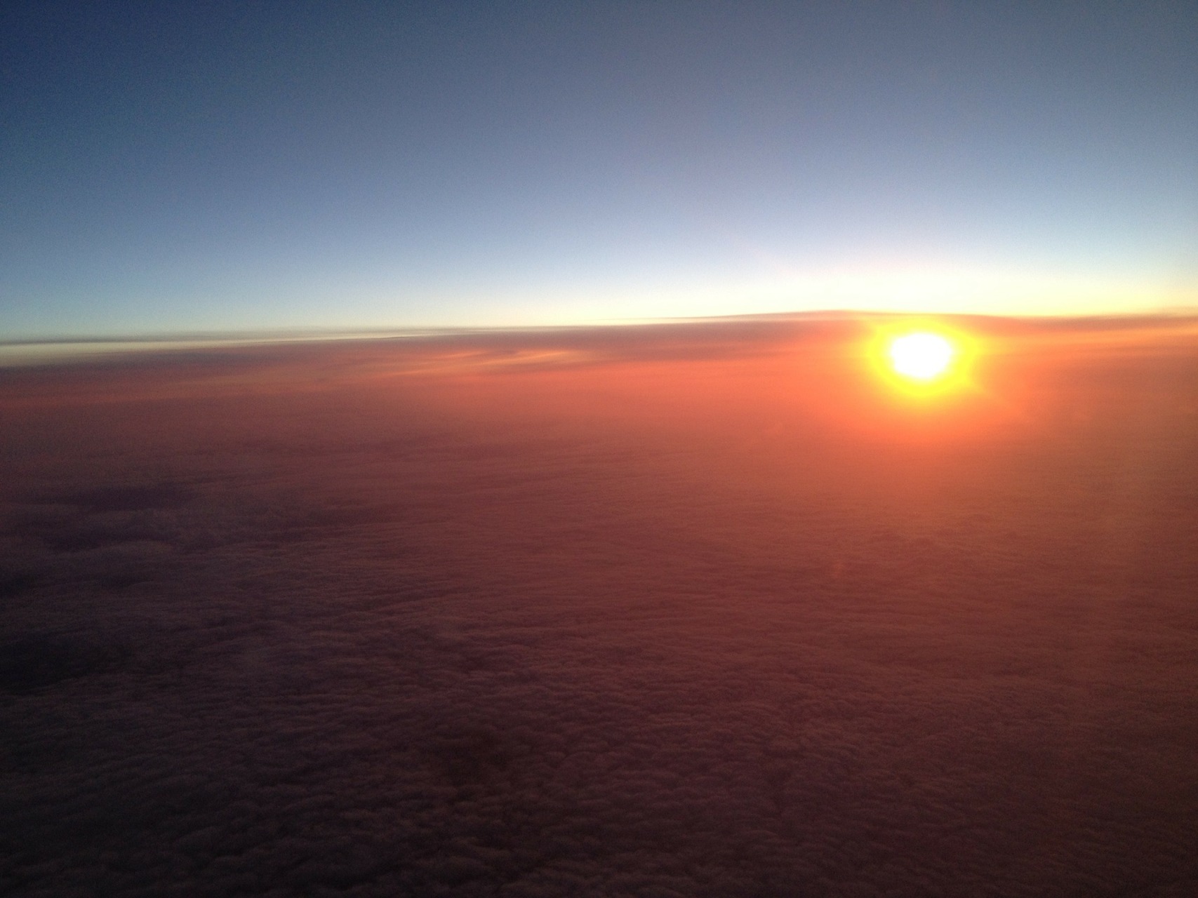 Perché l’aereo è il mezzo più sicuro al mondo Sole che tramonta all'orizzonte