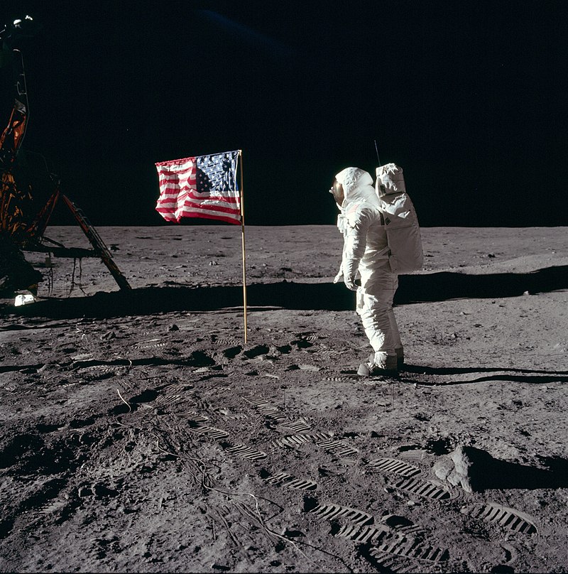 Wonder: una lezione sul bullismo e l'inclusione scolastica 800px-Buzz_salutes_the_U.S._Flag