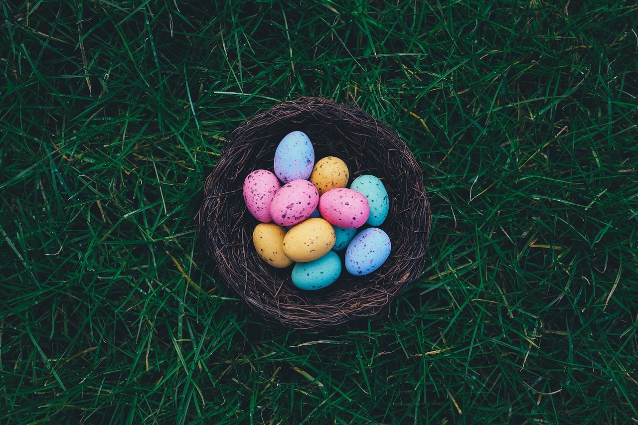 La Pasqua nel Regno Unito uova colorate in un nido