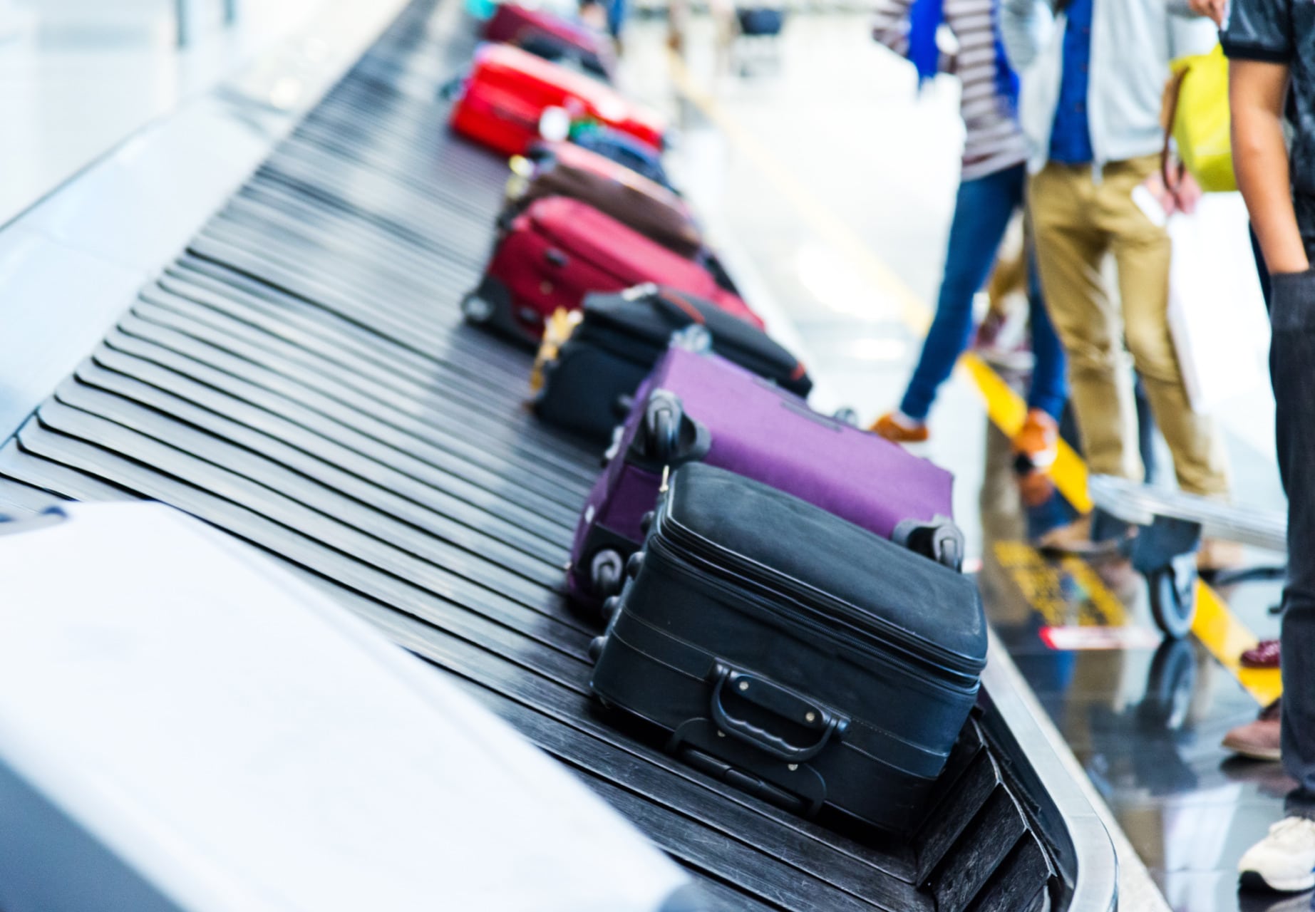Valigia in aereo: come farla arrivare prima sul nastro trasportatore Valigie in aeroporto