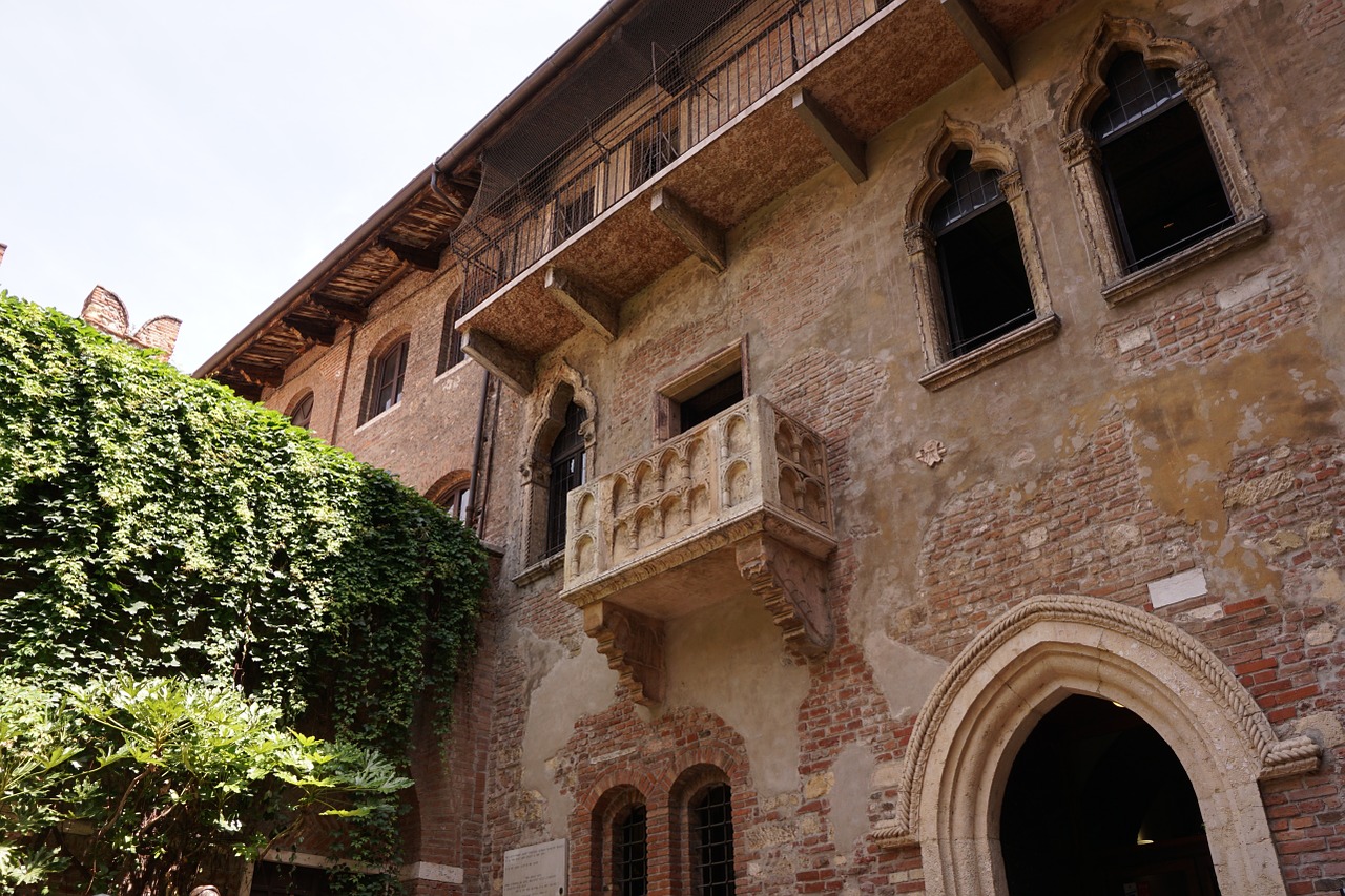 Scegli il tuo personaggio preferito e ti dirò quale vacanza studio sei balcone di Giulietta a Verona