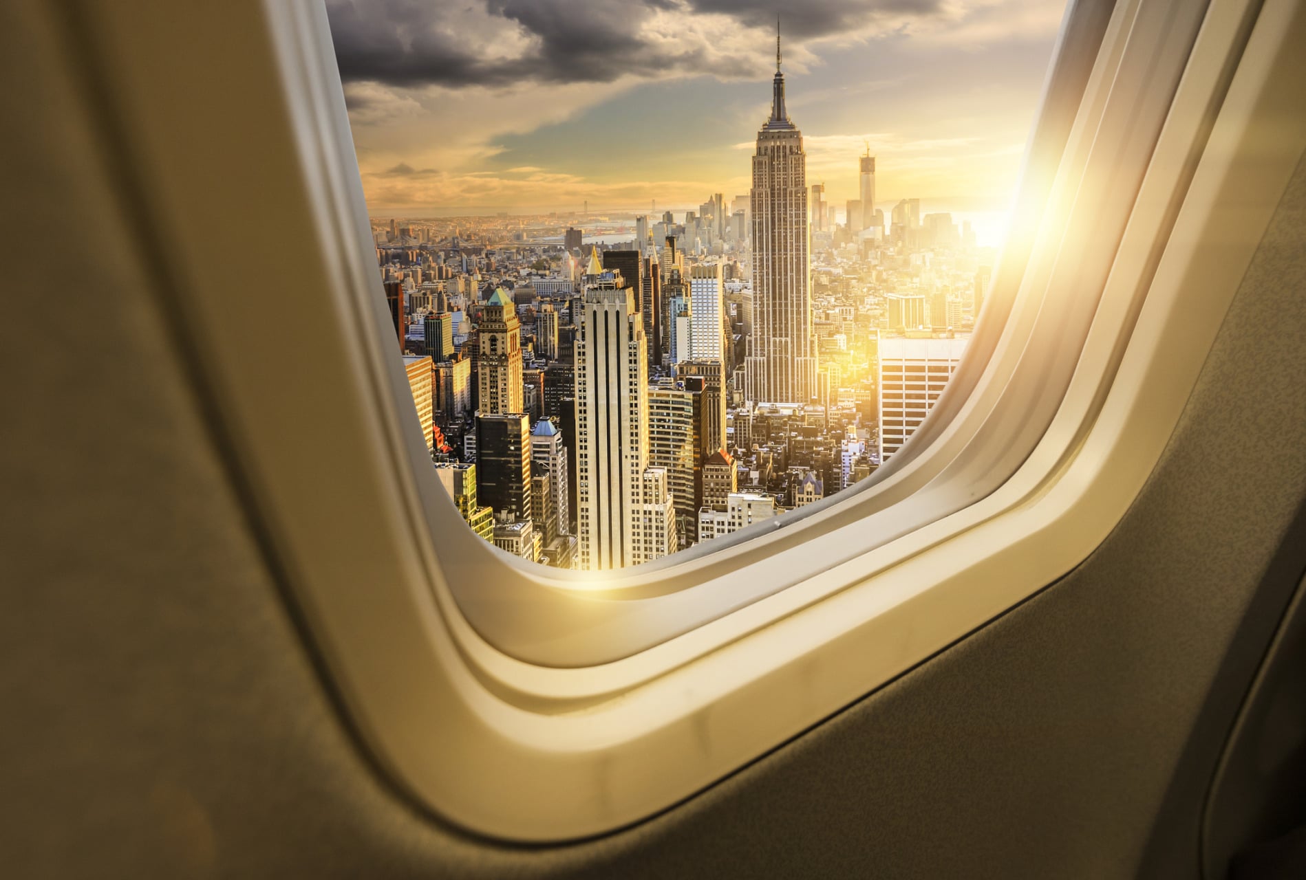 Perché i finestrini in aereo non sono quasi mai allineati con i sedili? Vista di New York dal finestrino di un aereo